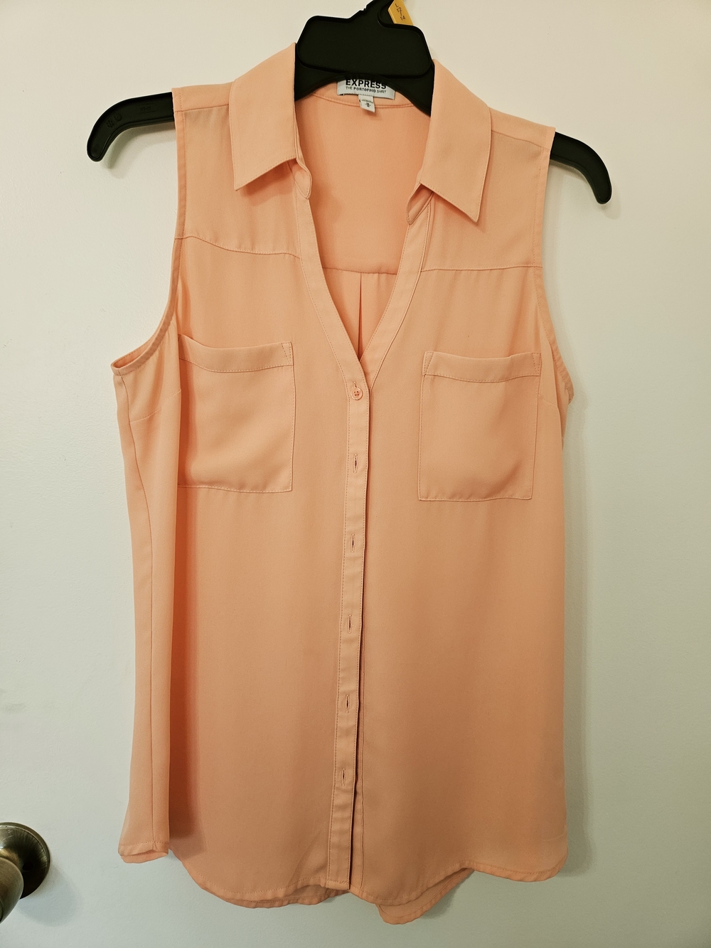 Express The Portofino Shirt Sleeveless Button-Down Blouse in Peach,size M